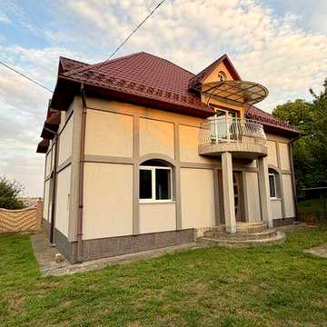 Сучасний будинок в затишній локації передмістя
