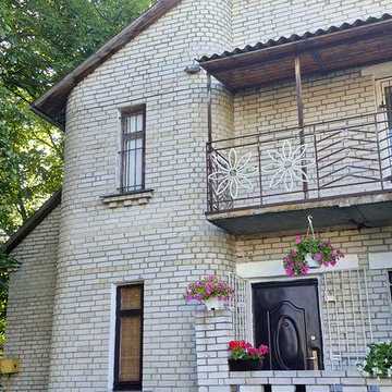 Продам заміський будинок біля м.Шептицький.                                Від власника.