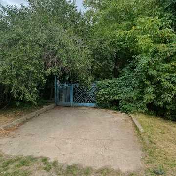 Продам земельну ділянку у найкращому приватному секторі міста(вул.Степова) з будинком, 2 гаражі та інше