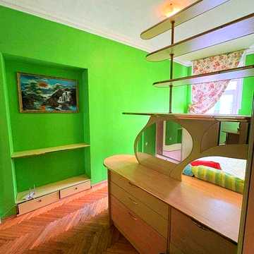 Атмосферне житло в центрі міста: здається 2 кімнатна кварт. 50 м.кв 2 поверх австрійський люкс.  кімнати роздільні ванна суміжна. зручна локалізація.