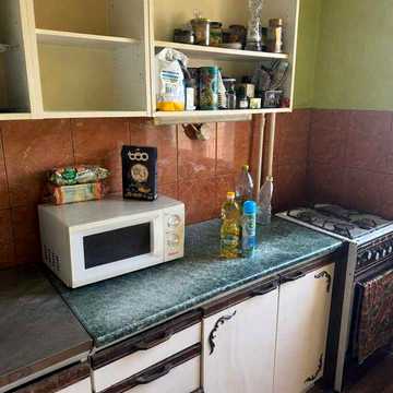 Вул. Райдужна 21А. 3й поверх, роздільні кімнати, газ,у жилому  стані. Вільна.