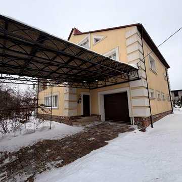 Великий сімейний будинок  з каміном на ділянці 20 соток