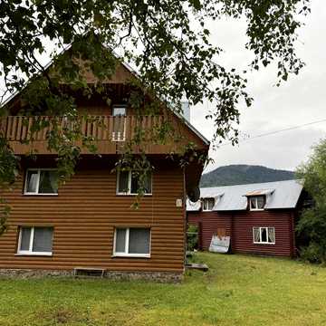 Готовий еко-готель 303 м² у Карпатах | 8 номерів | 15 соток