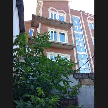 Продам здание в Черноморке 4 эт. под комерцию,гостиницу, уч.18соток,прав формы угловой.все коммуникации на участке.Назначение-для капстроительства.