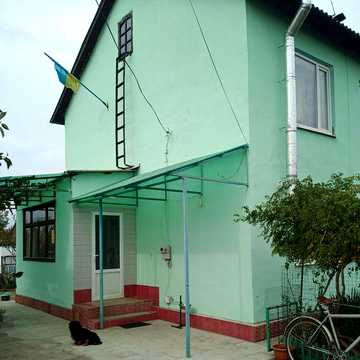 Половина двоповерхового будинку.