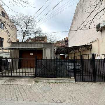 Будинок 212 кв.м. центр Чернівців під бізнес вул. Героїв майдану біля мед. училища і Чевоноармійського базару