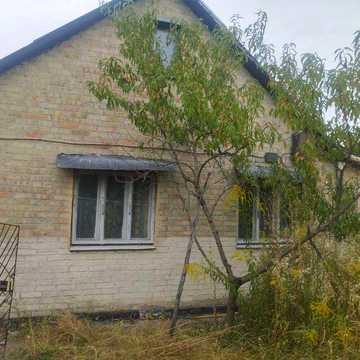 Унікальна пропозиція продажу двоповерхового цегляного будинку в Ровжи, розташованого на першій лінії біля річки з ділянкою 10.5 соток.