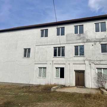 Продається 1 і 3 поверх + підвал. 700 м2