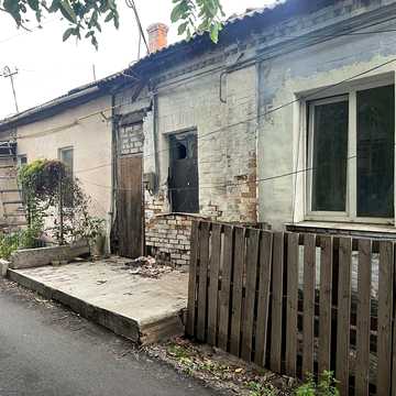 Продам  фасадну  частину будинку в центрі міста