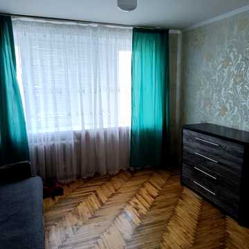 Сдам 3-х комнатную квартиру в Хортицком районе по улице Запорожского казачества 8 этаж 12 этажного дома Хозяин.