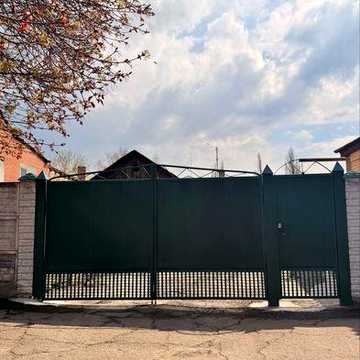 ЧАСТИНА ДОМУ, центр вул Бульварна 4, біля міськоі ради , є електрика, газ, потріьно заводити воду та каналізацію в будинок