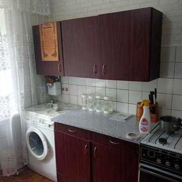 Здам 2 кімнатну квартиру метро пішкі .Газ , перший поверх