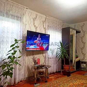 Автономне газове опалення. Косметичний ремонт. Ділянка землі за вікнами