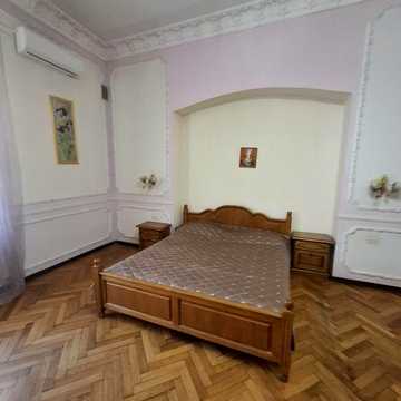 Здам в Приморському Р -ні в центрі велику квартиру на Ніжинської