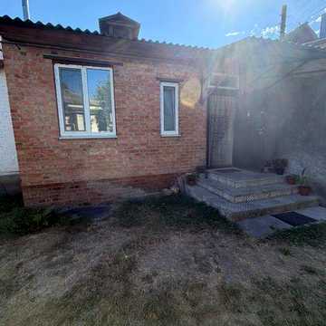 Продається частина будинку в центрі міста. 
У 2022 році зроблено ремонт, також є прибудова, облаштована як третя кімната.