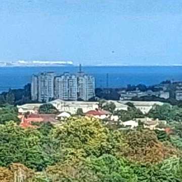 2х комнатная квартира с видом на центр и море . Удачное расположение . Все необходимое рядом с ЖК . Генератор !