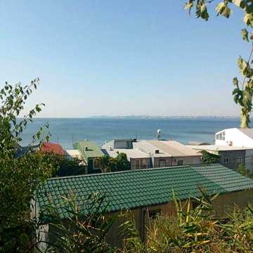 Продам  летний домик на берегу моря с красивым панорамным видом .