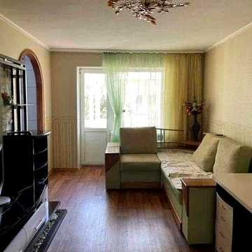 Продам 2 кім . кв. в індустріальному районі.