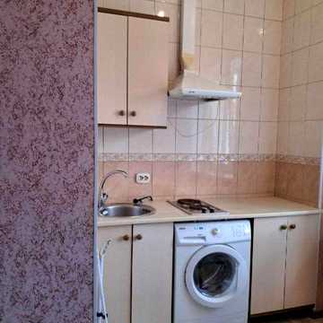 Продам гостинку со своим с /у в 10 мин. пешком от м. Научная и м. Бот. Сад