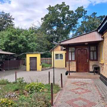 .Продаж великого цегляного будинку з великою ділянкою у с. Сагунівка.