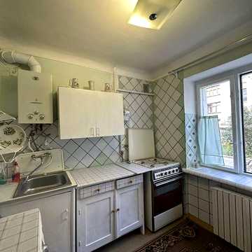 Здам в оренду двокімнатну квартиру в центрі міста.