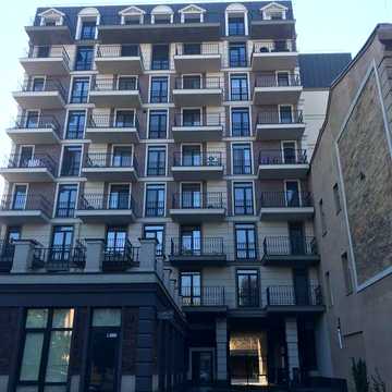 Продам в новом доме 2 ком квартиру , 72 кв. м . Центр. Терраса