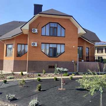 Продам 2 поверховий цегляний будинок