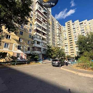 Продаж комфортної 3-кімнатної квартири З ВИДОМ НА ОЗЕРО ,  3 БАЛКОНИ , 81,9 м² , вул. Ревуцького, 44. Місто Київ .