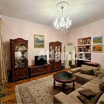 2 кімнт кварт в центрі, стан-жилий , є парко-місце, горище, підвал