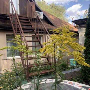 Продам окремий будинок та частину  в центральній частині міста!