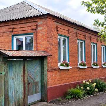 Продам 1/2 цегляного будинку на Сортуванні , 4 кімнати ,3 сотки