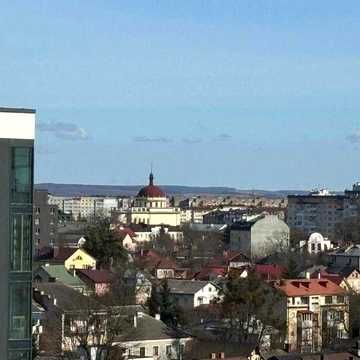 Продається 2 кімнатний сирець в центральній частині міста