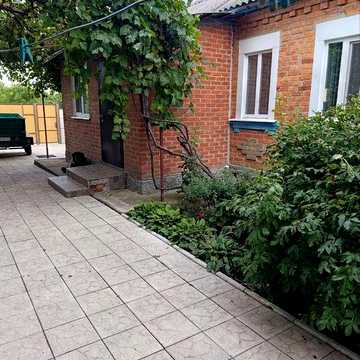 Будинок із доброю ділянкою.