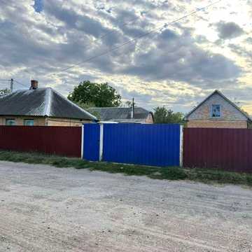 Продам будинок зі зручностями.