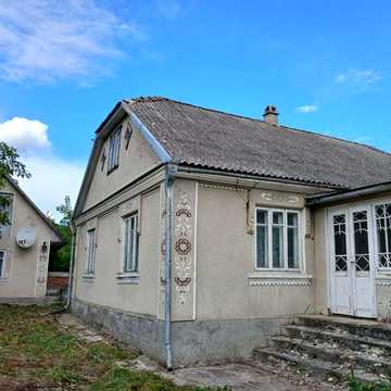 Продається жилий будинок з надвірними будівлями .