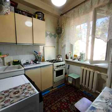 Продаётся 2 х комнатная квартира на Радостной