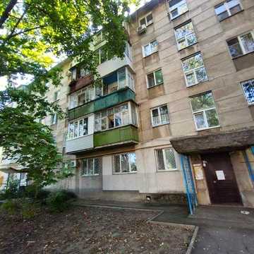 Продаётся 2 х комнатная квартира на Радостной