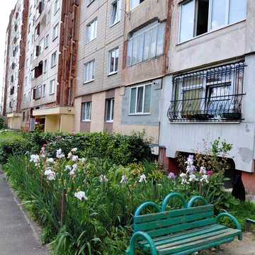 Продаю 1/2 частку в 3-х кім. квартирі по вул. Шевченка (Рясне-1) з можливістю подальшої купівлі другої частки