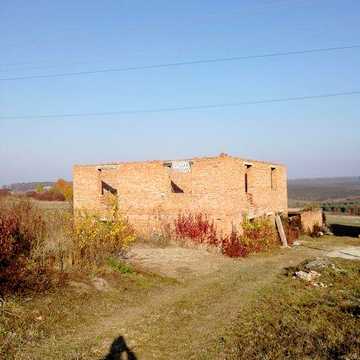 Незавершене будівництво двоповерхового будинку