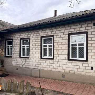 Продається затишний будинок площею 65 м² із присадибною ділянкою 10 соток у місті Остер!