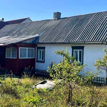 Будинок із зручностями, земельною ділянкою та криницею