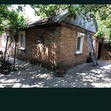 Предлагается для аренды частный дом в центре города рядом площадь Освобождения ,центральная канализация,есть видео сброшу при Вашем запросе