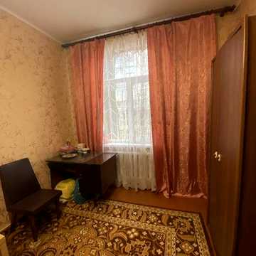 Продам доглянуту та простору 1 кім. 1/2 цегла ( Круг)