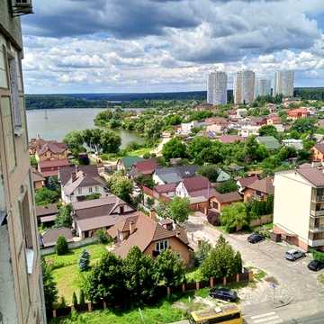 Власник продає 4 кімнатну квартиру в спальному,тихому районі Києва.