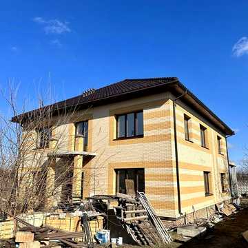 Поодаж будинку на березі водойому