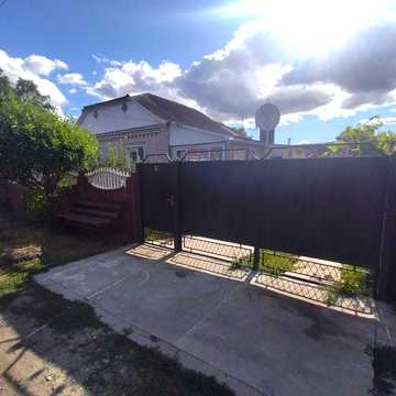 Продам житловий будинок, з гаражем.