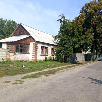продам будинок з трьома гаражами на території