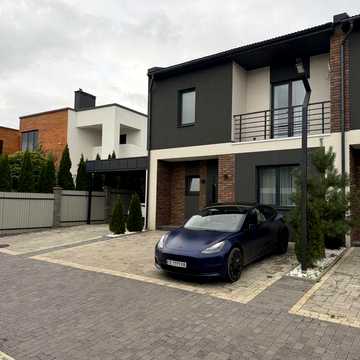 Продаж будинку ( таунхаус) з сучасним ремонтом район Гостинний двір