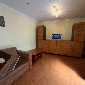 Квартира-будинок на одну людину в самому центрі.