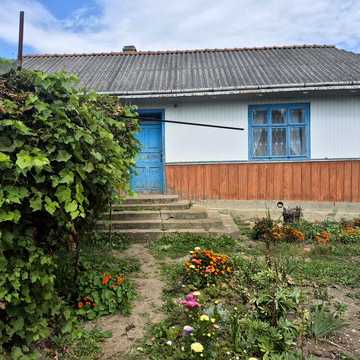 продам будинок з земельною ділянкою
